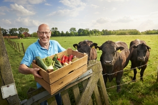 Wim Tilburgs met mand vol groente en fruit